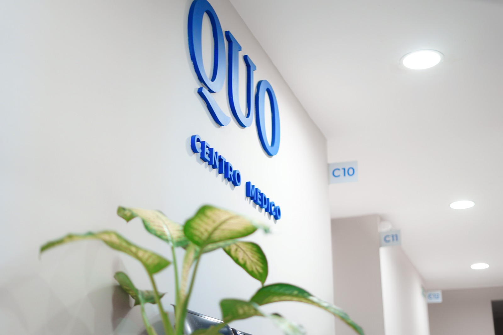 QUO Centro Médico - Logo e Interior
